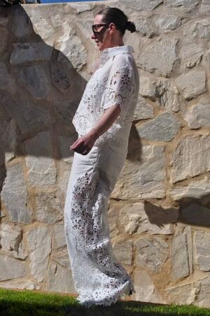 Eleva tu estilo con nuestro pantalón de lino blanco. Un diseño exclusivo con laterales y bajos troquelados que aporta frescura y sofisticación a tu fondo de armario.