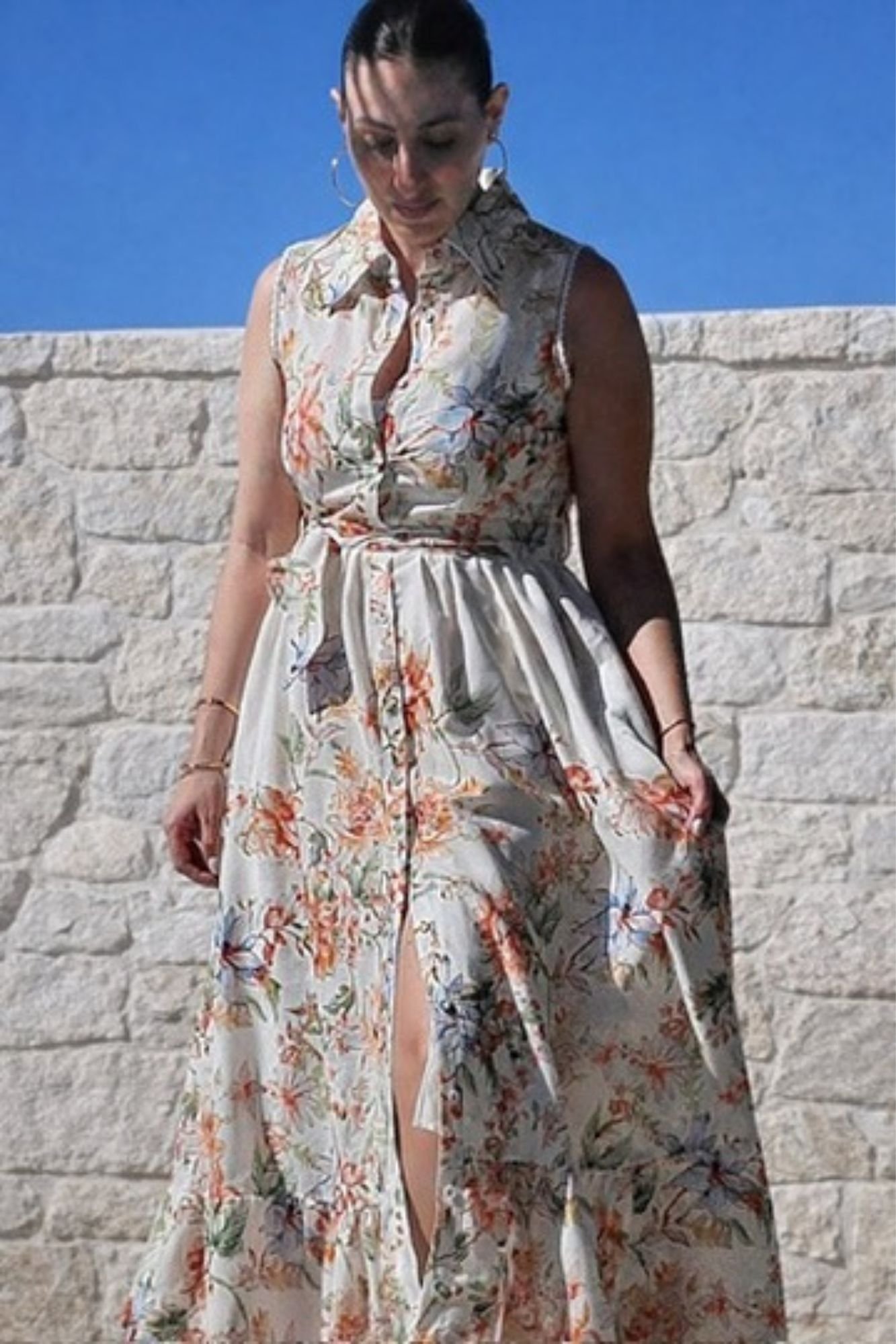 1 Disfruta de la primavera con nuestro vestido camisero sin mangas de OH.LA. Un diseño fluido con estampado floral y cinturón para realzar tu belleza real.