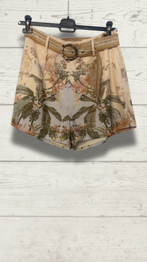 Conjunto floral OH.LA de gasa con blusa romántica y pantalón corto con cinturón. Estilo versátil, atemporal y femenino para tu fondo de armario.