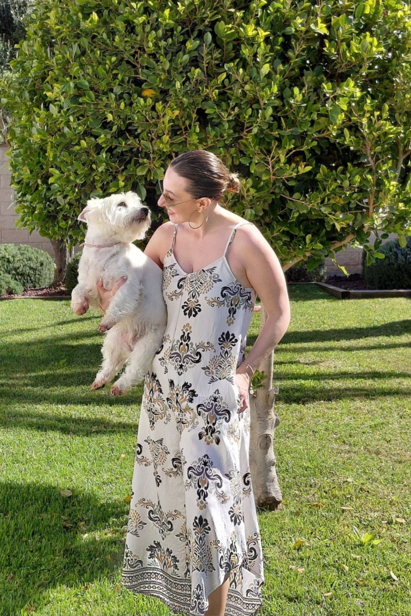 1 Descubre nuestro mono boho con tirantes regulables y estampado en tonos verdes y marrones. Un diseño fluido de OH.LA perfecto para un estilo auténtico.