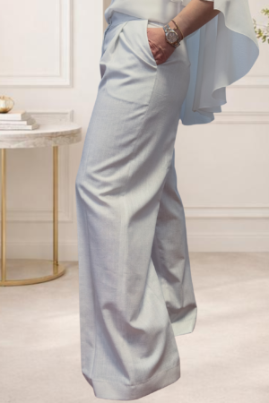 Eleva tu estilo con nuestro pantalón ancho de viscosa y lino. Un diseño sofisticado con hilo de lúrex plata, ideal para un fondo de armario con personalidad.