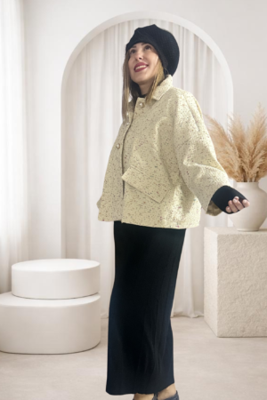 Sofisticada chaqueta de tweed multicolor sobre base cruda. Diseño con cuello camisero y botones de perla para un fondo de armario con estilo y calidad.