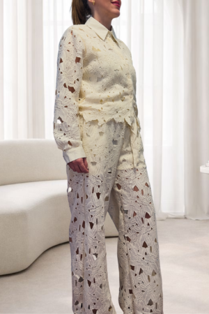 Conjunto troquelado OH.LA en blanco y beige. Camisa con forro frontal y pantalón elástico, una opción sofisticada y atemporal para tu fondo de armario.