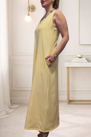 Disfruta de la máxima comodidad con nuestro mono ancho de tirantes. Un diseño versátil y atemporal en 100% poliéster, disponible en negro y vainilla.