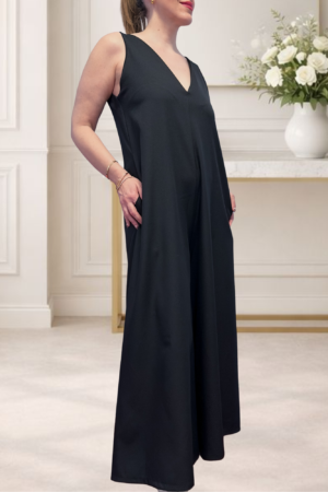 Disfruta de la máxima comodidad con nuestro mono ancho de tirantes. Un diseño versátil y atemporal en 100% poliéster, disponible en negro y vainilla.