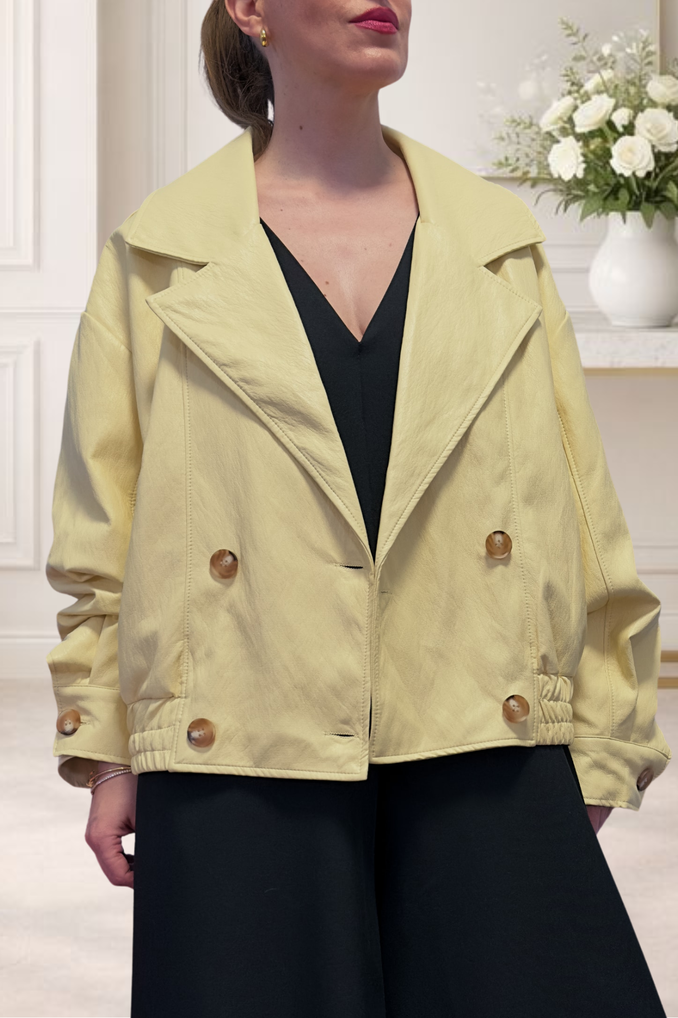 Chaqueta oversize Eleva tu estilo con nuestra cazadora oversize de ecopiel. Diseño sofisticado con solapas, hombros caídos y doble botonadura en tonos vainilla y negro.