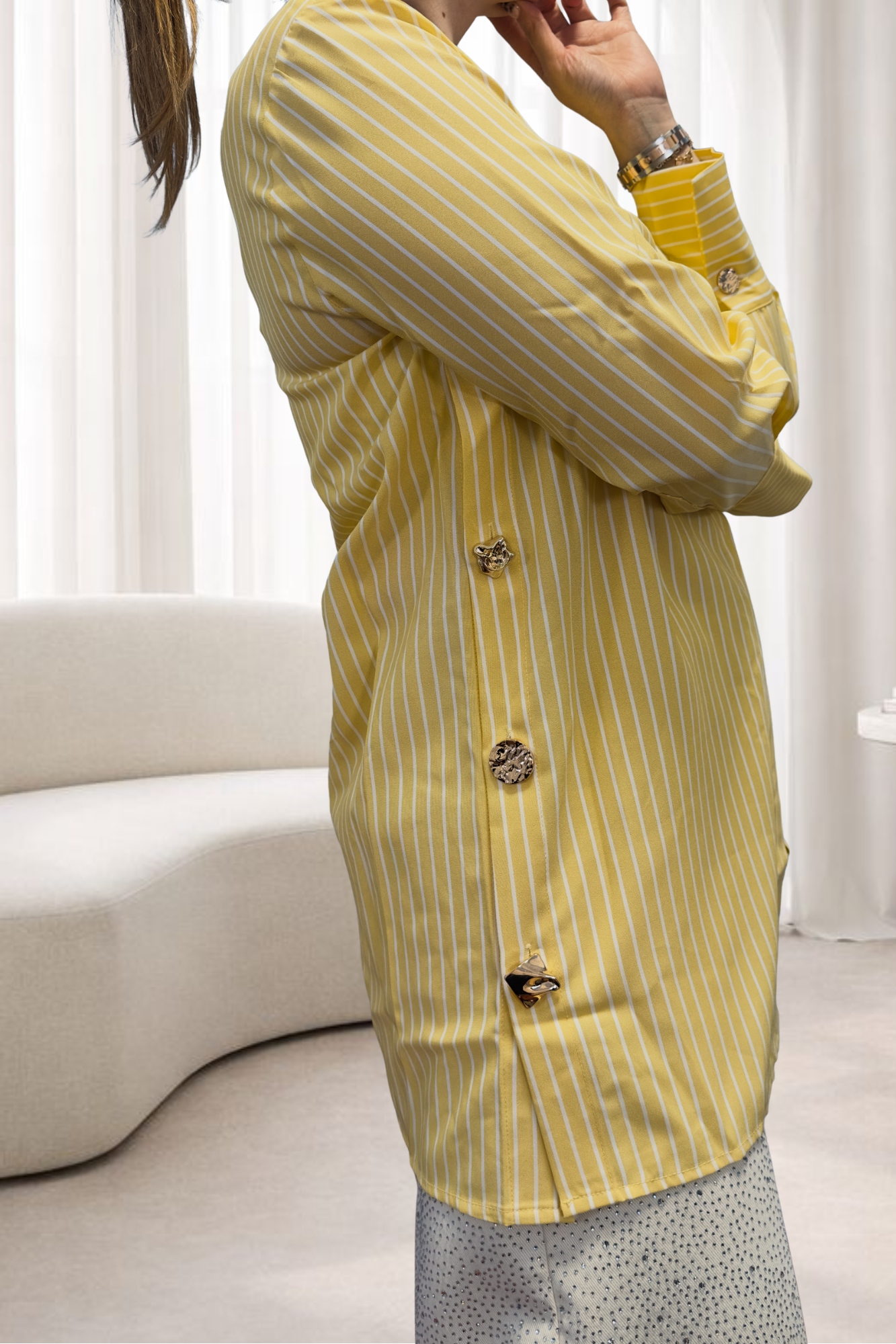 Camisa rayas Eleva tu estilo diario con nuestra camisa de rayas entallada. Un diseño sofisticado de OH.LA con botones joya laterales, disponible en amarillo.