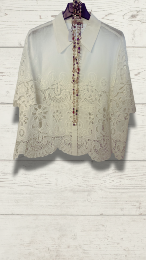 amisa blanca de manga corta tipo crop top para mujer con diseño troquelado artesanal de OH.LA. Ropa femenina de algodón y poliéster para un fondo de armario elegante y versátil.