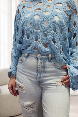 Renueva tu fondo de armario con nuestro suéter de punto calado. Confeccionado en 100% algodón, ofrece un diseño artesanal y ligero en tonos azul, beige y blanco perlado.
