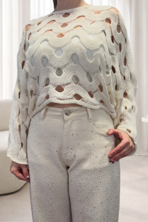 Renueva tu fondo de armario con nuestro suéter de punto calado. Confeccionado en 100% algodón, ofrece un diseño artesanal y ligero en tonos azul, beige y blanco perlado.