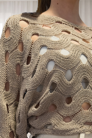 Renueva tu fondo de armario con nuestro suéter de punto calado. Confeccionado en 100% algodón, ofrece un diseño artesanal y ligero en tonos azul, beige y blanco perlado.