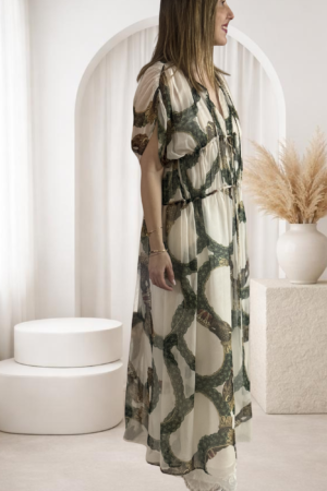 Vestido largo estilo griego de OH.LA con estampado de cadenas verde y ocre, escote pronunciado ajustable y manga corta fluida. Ropa femenina de estilo atemporal y elegante.