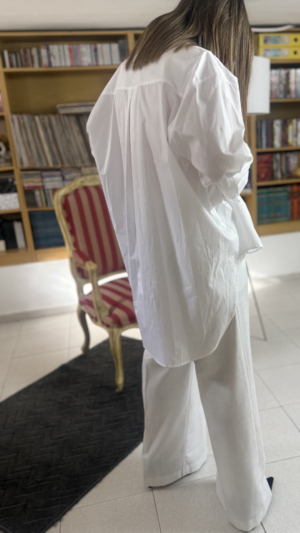 Eleva tu fondo de armario con nuestra camisa blanca oversize. Tejido de algodón elástico y botones de perla para un estilo auténtico y sofisticado.