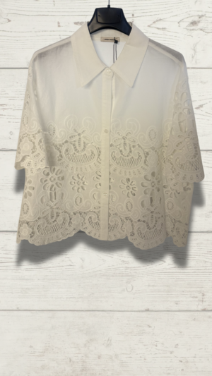 Camisa blanca de manga corta tipo crop top para mujer con diseño troquelado artesanal de OH.LA. Ropa femenina de algodón y poliéster para un fondo de armario elegante y versátil.