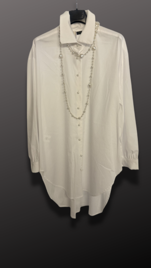 Eleva tu fondo de armario con nuestra camisa blanca oversize. Tejido de algodón elástico y botones de perla para un estilo auténtico y sofisticado.