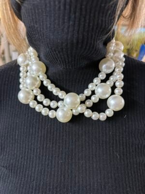 porta sofisticación a tu fondo de armario con nuestra gargantilla de perlas XL. Un accesorio de calidad con broche dorado que realza tu belleza real.