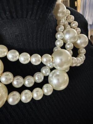 Aporta sofisticación a tu fondo de armario con nuestra gargantilla de perlas. Un accesorio de calidad con broche dorado que realza tu belleza real.