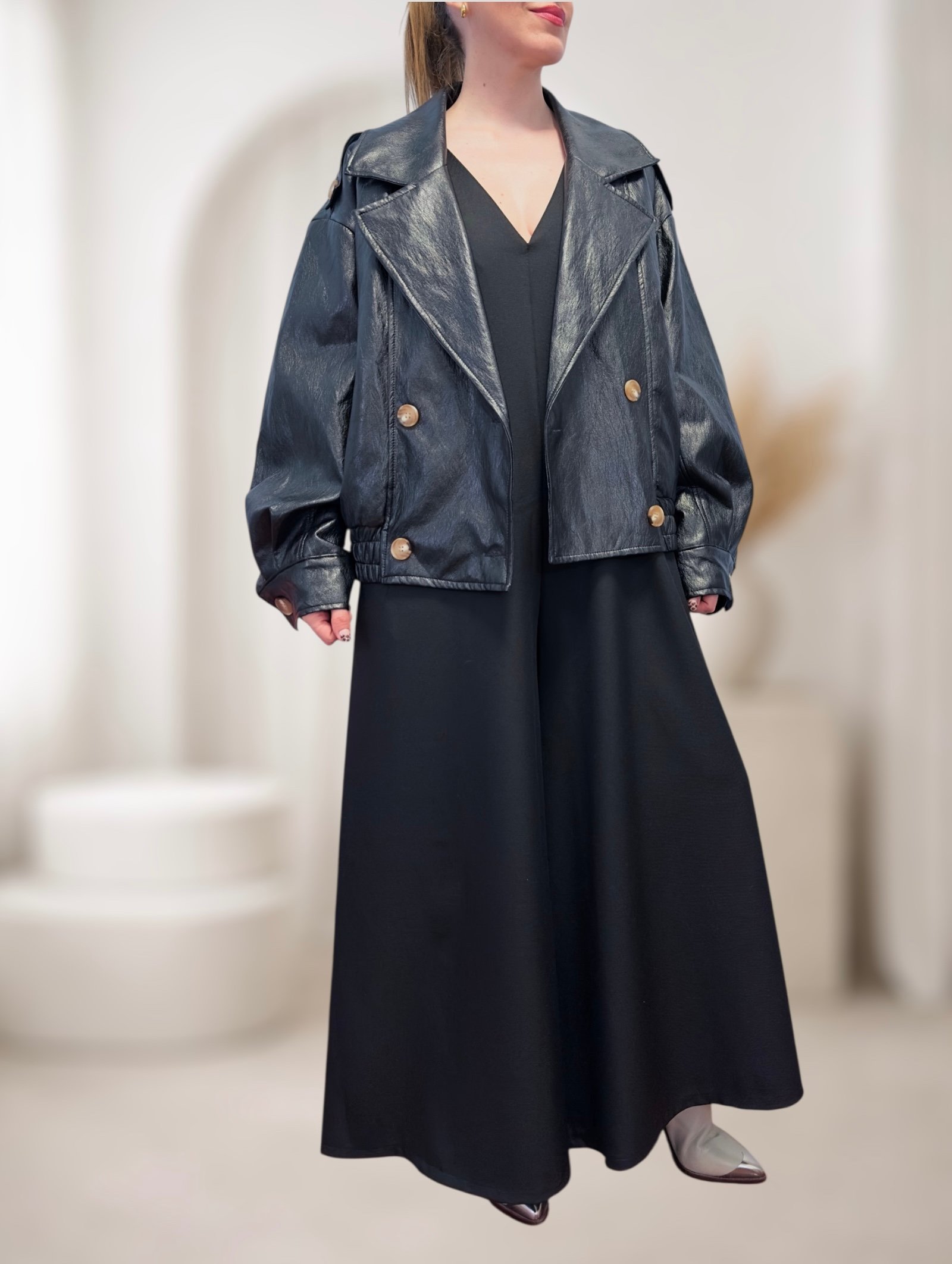 Chaqueta oversize Eleva tu estilo con nuestra cazadora oversize de ecopiel. Diseño sofisticado con solapas, hombros caídos y doble botonadura en tonos vainilla y negro.