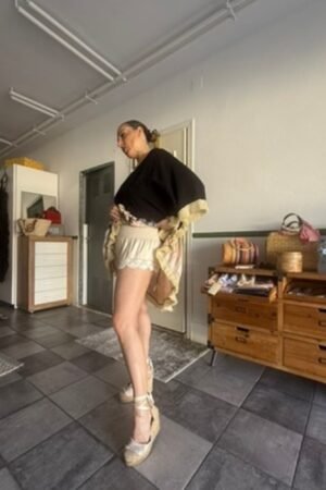 Shorts cortos de algodón con pretina elástica y un delicado remate de punto calado en el dobladillo.