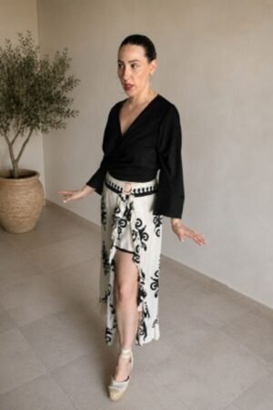 Top cruzado negro modelo Lorena de talla única con escote en V, lazada ajustable en la cintura y mangas largas acampanadas.