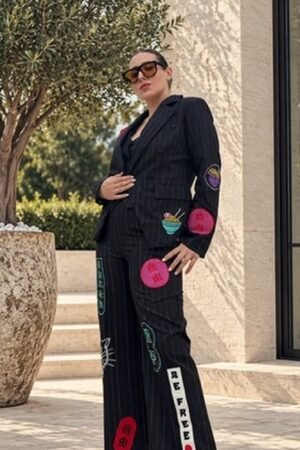 Blazer entallada con parches bordados de OH.LA sobre base de raya diplomática