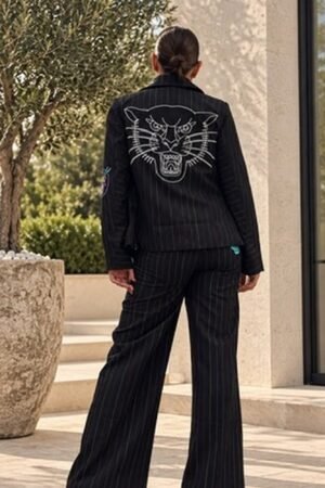 Espalda de la blazer entallada de OH.LA con tigre bordado sobre raya diplomática