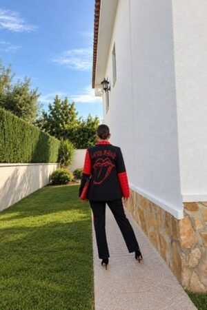 Mujer de espaldas con la blazer patchwork rock and roll de OH.LA en negro y rojo
