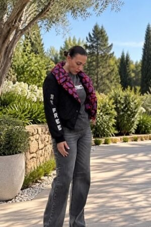 Mujer con bomber acolchada reversible de OH.LA en negro con detalles fucsia