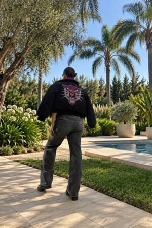 Espalda de la bomber acolchada de OH.LA con tigre bordado en fucsia