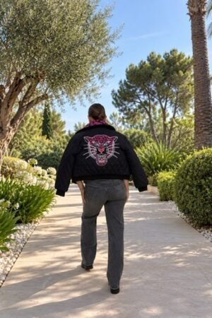 Bomber acolchada reversible de OH.LA vista por detrás con vaqueros grises