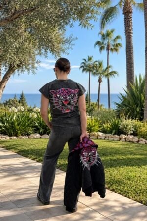 Espalda de la camiseta Animal Instinct de OH.LA con pantera estampada en fucsia