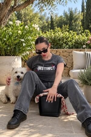 Camiseta Animal Instinct de OH.LA en gris con letras estampadas en el delantero