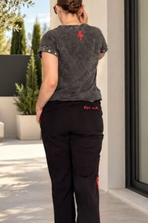 Espalda de la camiseta rock and roll de OH.LA en gris con rayo rojo estampado