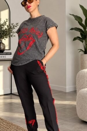 Camiseta rock and roll de OH.LA en gris lavado con labios estampados en rojo