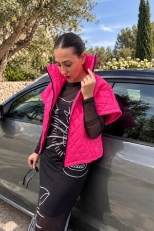 Detalle del chaleco acolchado fucsia de OH.LA: acolchado en rombos, cuello alto y hombro caído
