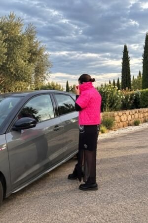 Chaleco acolchado fucsia de OH.LA visto de espalda, con silueta recta y hombro caído