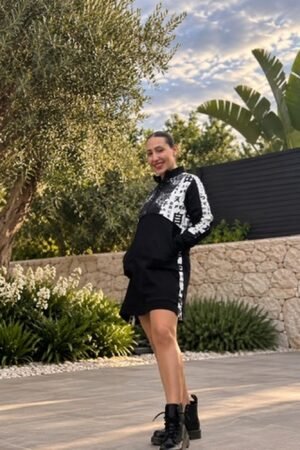 Vestido sudadera de OH.LA con cuello chimenea y cremallera, en negro y blanco