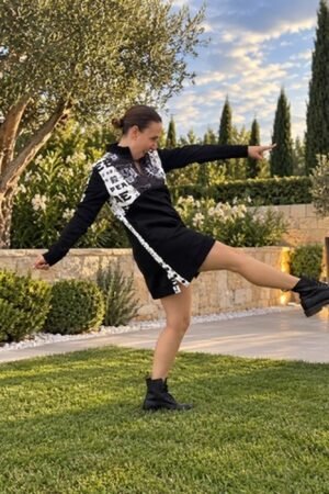 Vestido sudadera de OH.LA en movimiento, con largo por la rodilla