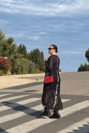Espalda del vestido de tul Be Free de OH.LA con letras blancas sobre negro