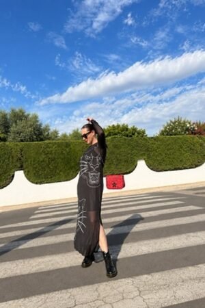 Mujer con vestido largo de tul negro Be Free de OH.LA y botas de cordones