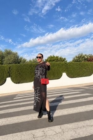 Vestido de tul Be Free de OH.LA con bolso rojo cruzado