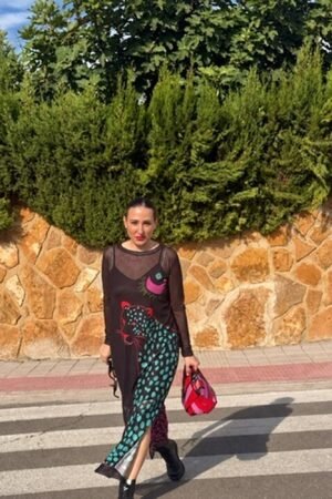 Mujer con vestido largo de tul negro de OH.LA con tigre estampado en turquesa y fucsia