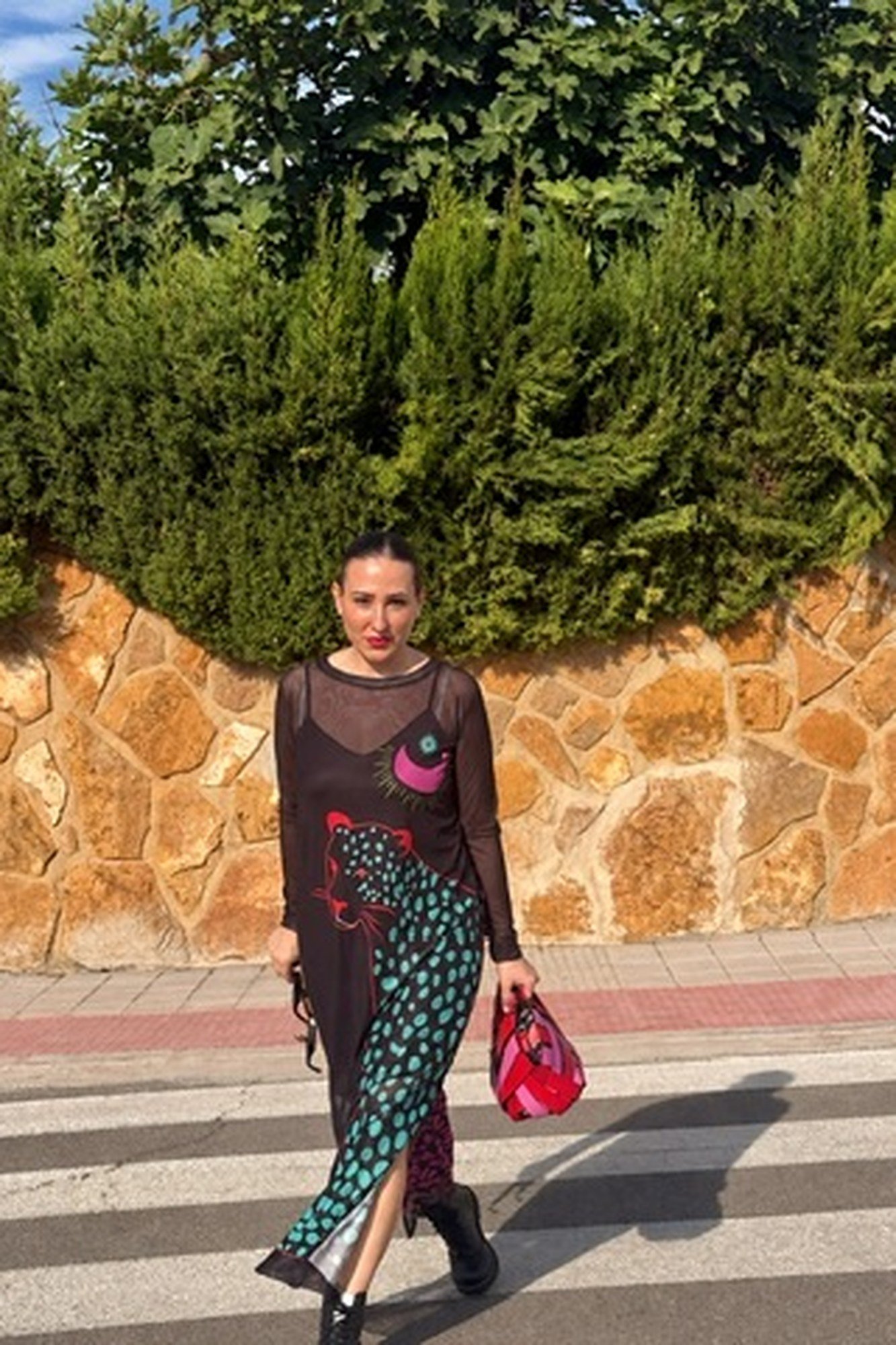 Vestido de tul tigre OH.LA Mujer con vestido largo de tul negro de OH.LA con tigre estampado en turquesa y fucsia