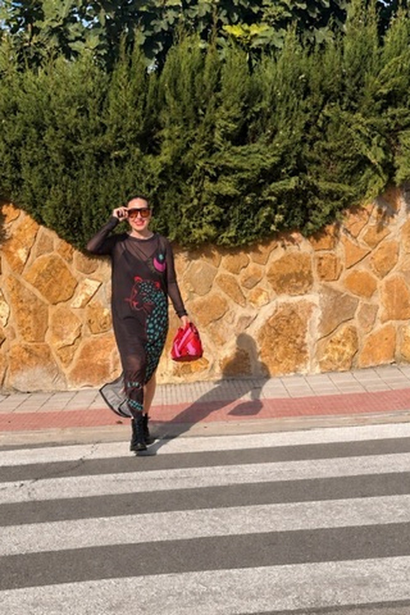 Vestido de tul tigre OH.LA Vestido de tul tigre de OH.LA en movimiento, con botas negras